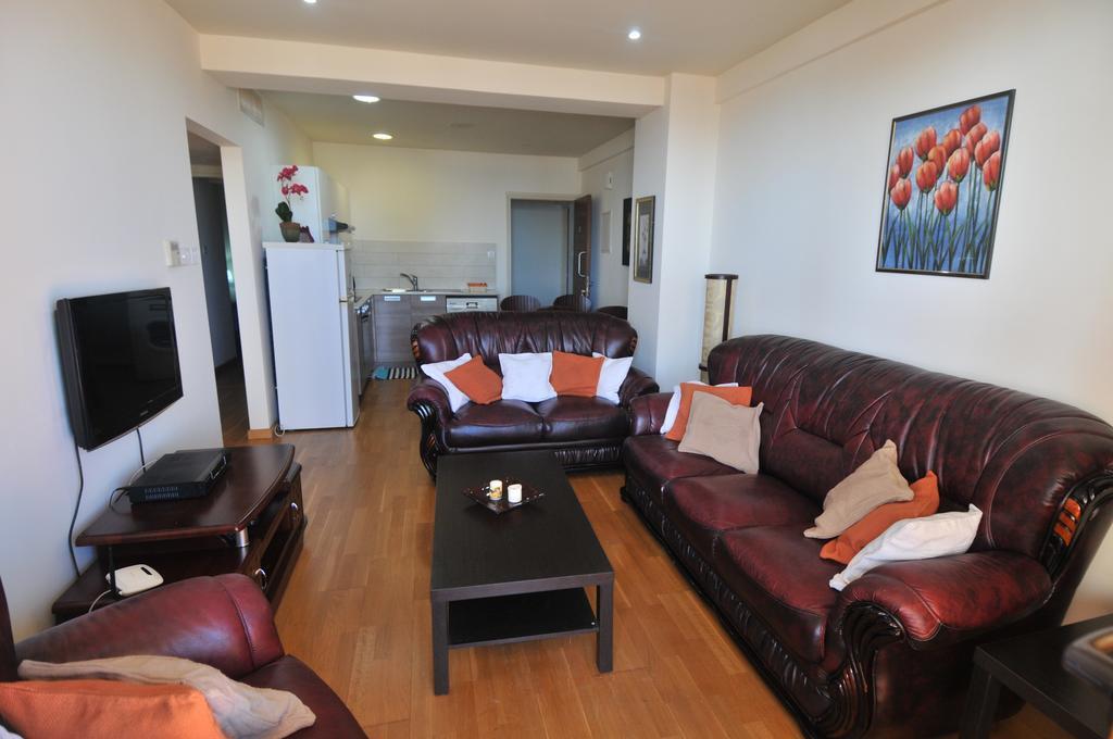 Ithaki Phinikoudes Apartment No. 202 라르나카 객실 사진